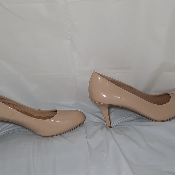 Nude Patent Faux Leather Pumps - Picture 4 of 5